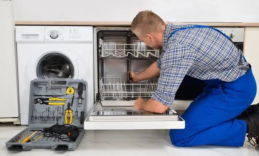 Torbalı Warmhaus servisi teknisyen ekibi beyaz eşya tamiri yaparken
